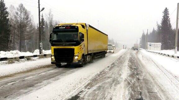 汽车行驶在积雪覆盖的公路上