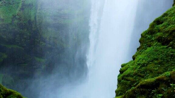 巨大强大的瀑布与大量的水喷雾
