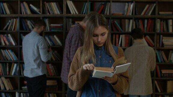 漂亮女学生在图书馆看书