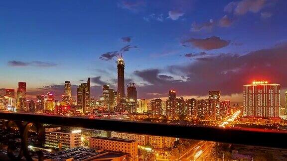 繁忙的城市交通和商业建筑在建的摩天大楼中国北京的地标(延时)