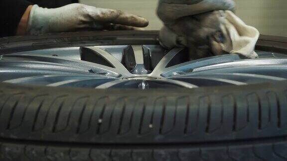 清洁轮辋汽车轮轮胎service.close-up