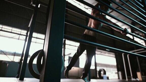 极限运动亚洲华人男子运动员在健身房练习健美操