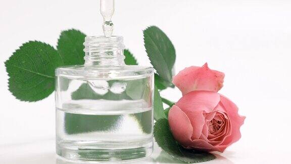香水精油产品从化妆吸液器滴到装有香水的玻璃瓶皮肤和身体护理芳香草药和鲜花液体美容和制药