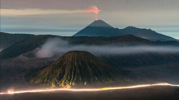 延时夜景移动的雾云和星星旋转在Bromo火山东爪哇印度尼西亚