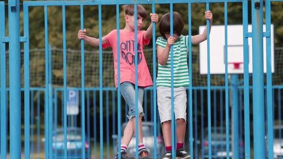 两兄弟在运动场上玩篱笆选择性耐力训练儿童