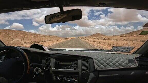 汽车座舱的观点在旅途中沿着突尼斯沙漠在突尼斯阴天