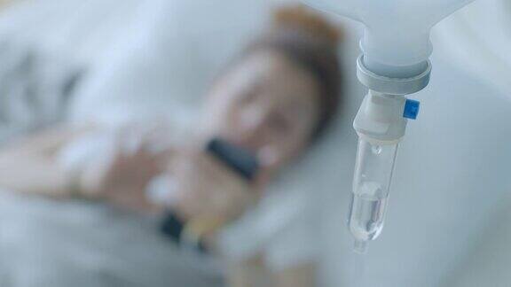 多莉拍摄的女性患者使用智能手机同时使用生理盐水慢动作4KDCI