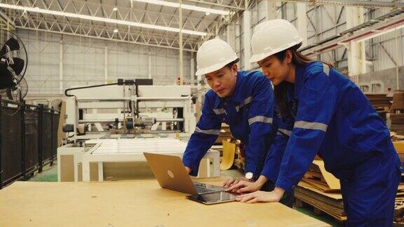 工厂制造纸板造纸厂工业工程师检查大型机械输送纸生产线