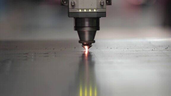 工业激光切割机切割金属板材-工厂数控切割技术及设备