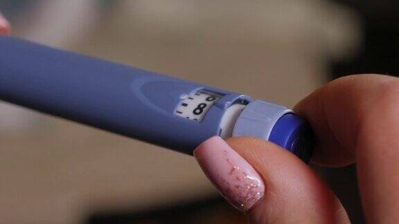糖尿病患者转动胰岛素笔旋钮拨胰岛素注射剂量