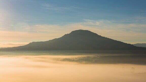 时间推移:山的自然雾的背景山