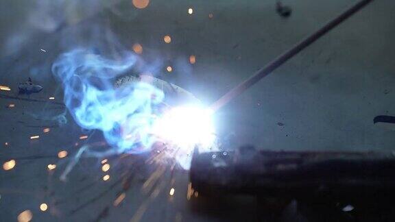 焊接产生火焰、火花和烟雾