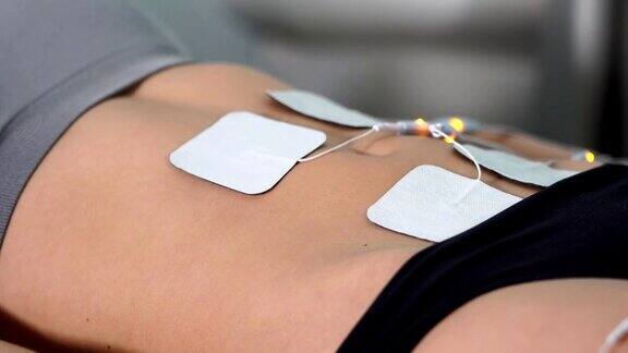 Antiage过程女病人接受腹部电刺激