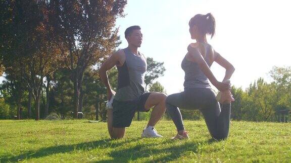 一对夫妇在公园里进行运动训练