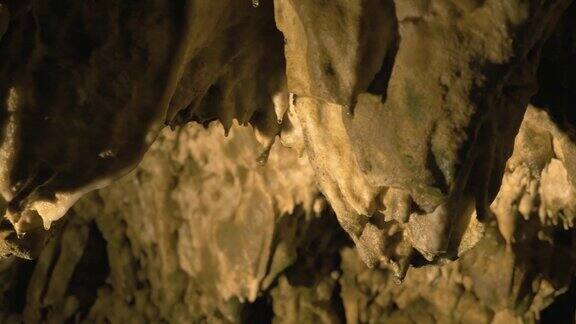 近距离观察钟乳石和石笋洞穴中的滴水石