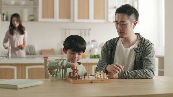 亚洲父子在家里下棋