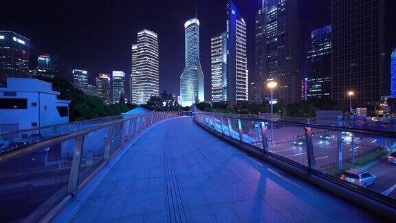 中国上海现代建筑背景下的城市交通灯光轨迹延时循环