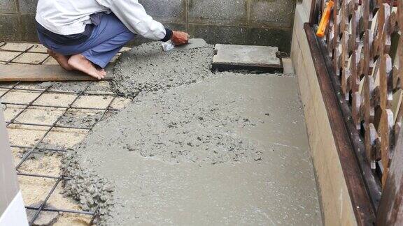工人为水泥地面浇筑水泥
