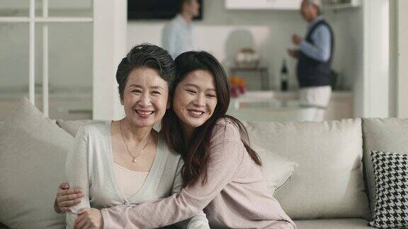 亚洲成年女儿和年长母亲在家聊天