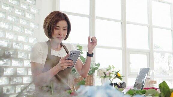 漂亮的韩国女人在智能手机上得到了好消息