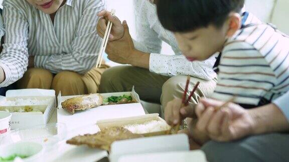 台湾家庭在一起吃午饭