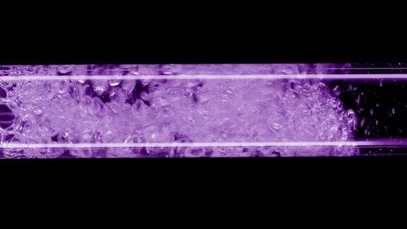 大量的水被倒入紫罗兰色的试管中