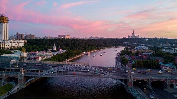 日落莫斯科河和阳光明媚的城市景观空中全景4k超时间推移俄罗斯