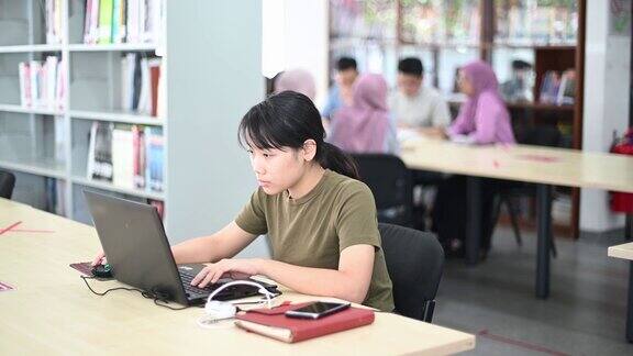 亚洲大学女学生在图书馆学习