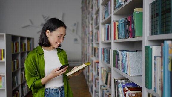 亚洲女学生找到必要的书并欢欣鼓舞