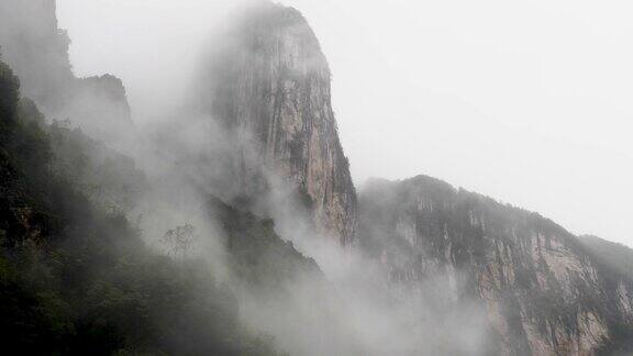 湖北省恩施山谷雨云在山上移动的景观