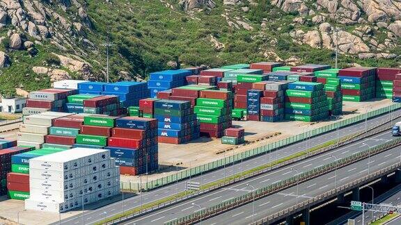 4K时间推移:鸟瞰图工业港口与货轮和集装箱卡车在桥上
