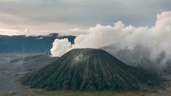印度尼西亚东爪哇的布罗莫火山日出时的时间流逝