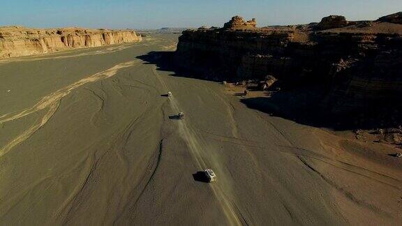 汽车在戈壁沙漠行驶的鸟瞰图新疆中国