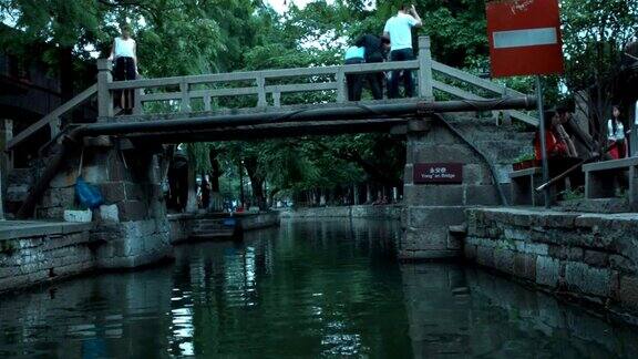 在上海附近的朱家角水村的运河上划船