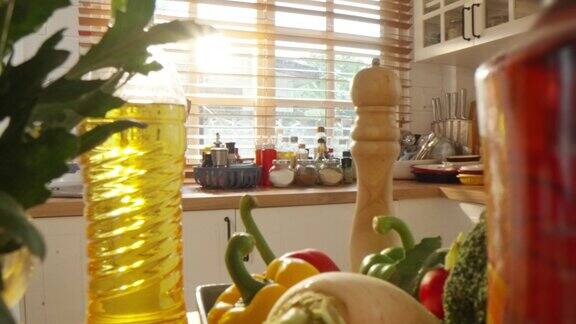 在家庭厨房柜台上拍摄的4K多莉