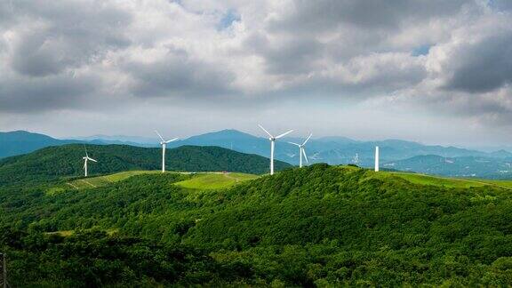 强大的风力涡轮机在美丽多云的农场上发电