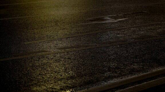夜城开车灯雨后潮湿的路面上反射的汽车前灯模糊不清