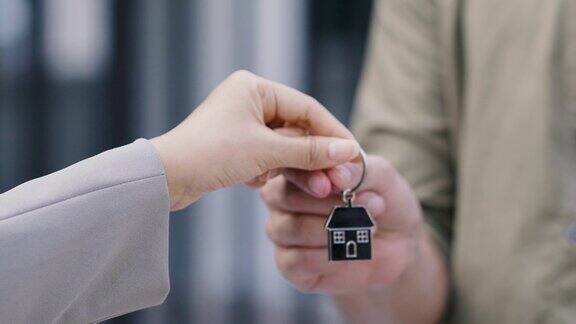 销售和租赁代理给一对夫妇买了新房后的房子钥匙