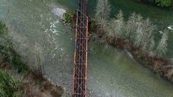 斯科米什河上生锈铁路桥的自上而下无人机拍摄