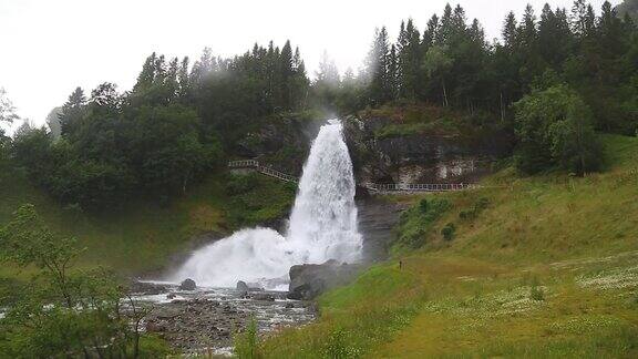 在挪威山区的雨天瀑布