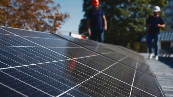太阳能电池板安装专业人员检查绿色太阳能安装情况成功的事业生态建设团队合作