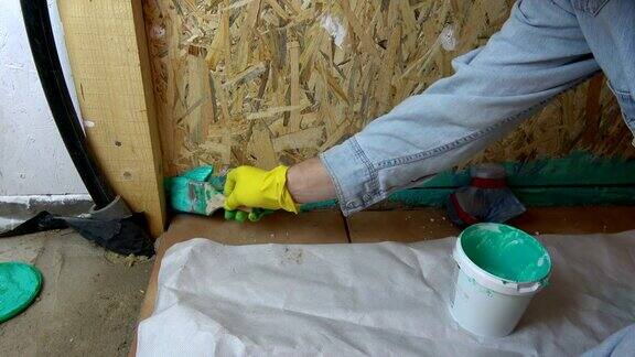 工人用油漆刷施工防水浴室