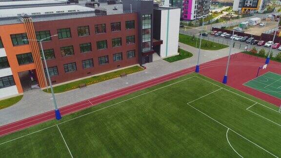 学校附近覆盖着绿色草皮的大足球场