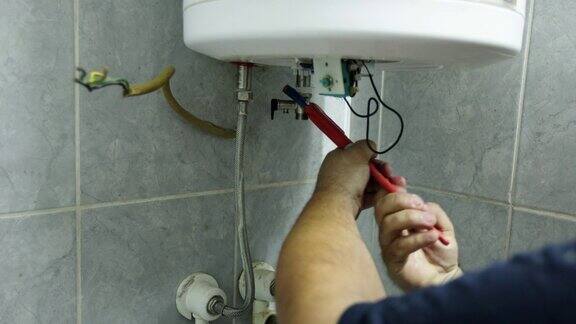 白人男供暖工程师正在用钳子修理客户家庭浴室的锅炉
