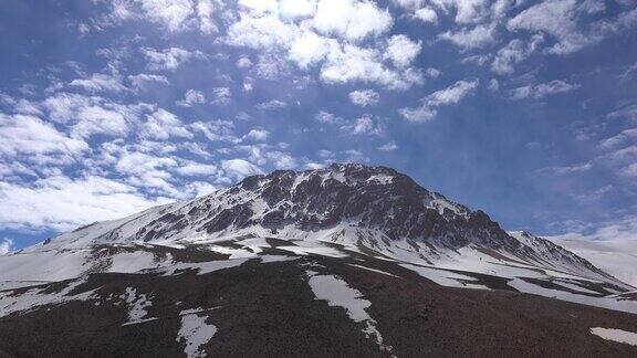 单圆顶状雪山在部分多云晴天的时间流逝kizlarsivrisi山土耳其安塔利亚