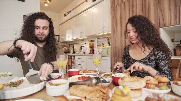 年轻的混血夫妇在家里享用早午餐