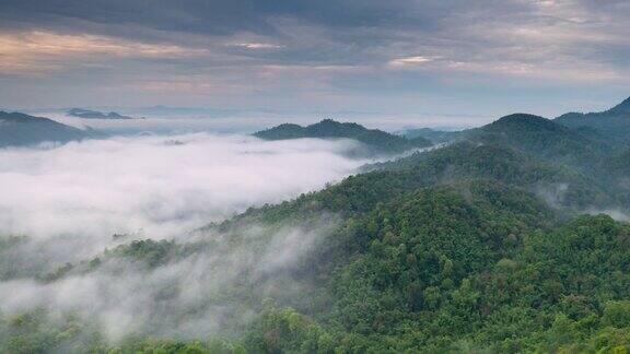山谷中雾的超缩早晨日出时空中拍摄的薄雾与绿色森林早晨在泰国南邦乡村拍摄的海雾笼罩山区的鸟瞰图