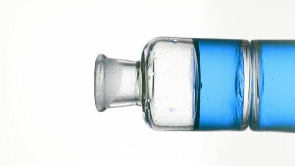 蓝色的艾菊油滴在老式的瓶子里