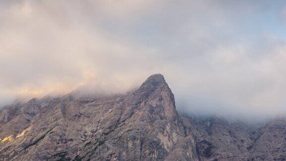 意大利南蒂罗尔地区Dolomites山顶的日出和阳光