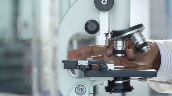 4k:亚洲人科学家在实验室使用显微镜